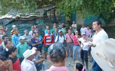 En La Gabarra se efectuó una reunión con los campesinos para tratar la denuncia sobre la presunta presencia de un grupo paramilitar en algunos sectores del Catatumbo. Edinsson Figueroa