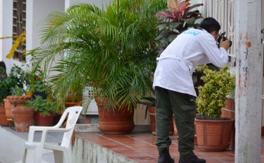 Miembros de la Seccional de Investigación Criminal (Sijín) de la Policía Metropolitana de Cúcuta practicaron la inspección en la escena del atentado. Edinsson Figueroa