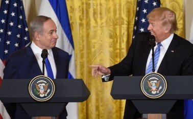 El presidente Donald Trump le pidió al primer ministro israelí Benjamin Netanyahu que “se aguante” en la construcción de asentamientos judíos en tierras que los palestinos reclaman para un futuro estado independiente. Trump le hizo el pedido a Netanyahu en una conferencia de prensa en la Casa Blanca. AFP