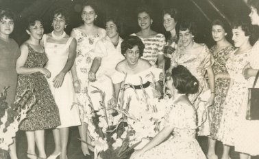Recordamos de izquierda a derecha a: Stella Joves, Martha Moncada Lizarazú, María Teresa Silva Colmenares, Isabel Suárez Arocha, María Luisa Pacheco Jaramillo, Marta Suárez Arocha, Gloria Ujueta, Lola Carrero Becerra, René Assaf Elcure, Delia Carrero Becerra y Cecilia Lemus. Inclinadas, Marta Sandoval y Carmencita Lemus. Archivo La Opinión