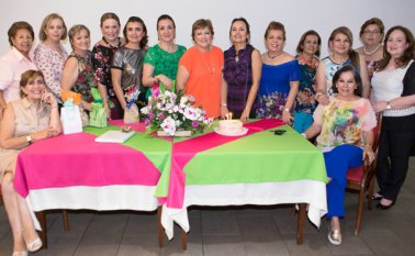 En la foto: Rita de Tarazona, Nelly de Rojas, Mariela de Muñoz, Blanca Sanclemente, Mary de Rodríguez, Amanda de Ramírez, Margarita de Yáñez (Homenajeada), Mariana de Suz, Gisela de Banguero, Sofía de Figueroa, Gladys de Assaf, Elvira Jaramillo y Yamile Fanti. Sentadas: Yolanda de Yáñez y Graciela de Peñaranda. Juan Pablo Cohen