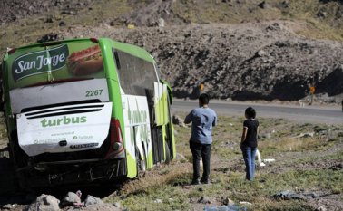 Una vista del autobús que volcó, dejando al menos 19 de los 40 pasajeros muertos y más de 20 heridos, cerca de la ciudad de Uspallata. AFP