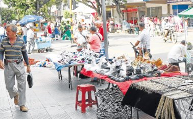 Las ventas callejeras un enorme problema de ocupación del espacio público y movilidad. Mario Franco