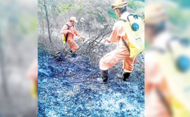 Uniformados de la Defensa Civil municipal atendieron la emergencia. Cortesía