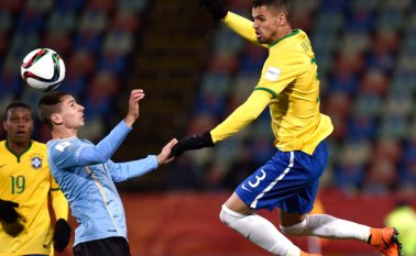 Los jugadores están expuesto a choques severos en la cabeza. Archivo