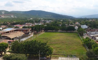 Así luce la cancha en la avenida 5 entre calles 27 y 28 en el barrio Patio Centro. La comunidad lleva esperando tres años por la terminación de la obra. La maleza ha ocultado el césped. Obando