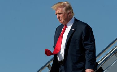 Trump regala los bolígrafos como recuerdos después de las ceremonias donde firma decretos que pone como evidencia de su ritmo ambicioso. AP