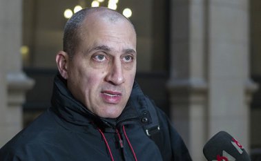 Vjeran Tomic, apodado "hombre araña" en el sector del hampa por su habilidad a sustraer de pisos elevados de los mejores barrios de París joyas y obras de arte, tenía quince condenas como antecedentes. AP