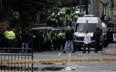 En el barrio la Macarena junto a la Plaza de Toros de la Santamaría, se presentó la explosión de un petardo que dejó heridos a 11 policías y daños materiales en edificaciones Colprensa