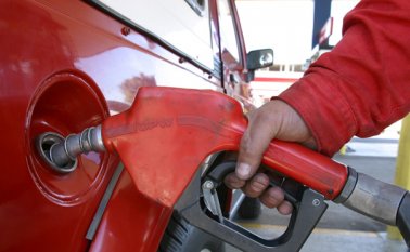 Este martes la Corte Constitucional tomó una importante decisión al tumbar la potestad del Gobierno Nacional, en cabeza del Ministerio de Minas y Energía, para fijar el precio de referencia de los combustibles.  Colprensa