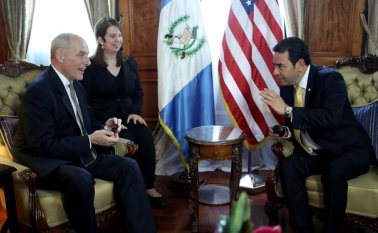 La reunión de John Kelly con el presidente de Guatemala, Jimmy Morales, fue privada y por órdenes del servicio secreto estadounidense ningún periodista pudo ingresar al Palacio Nacional.
AFP
