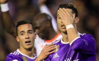 Real Madrid perdió 2-1 frente al Valencia. AP