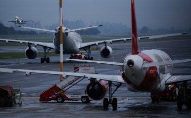 Según informaron las autoridades aeroportuarias, el hombre se encontraba ofuscado por la demora técnica en el vuelo de la aerolínea LAN Colprensa
