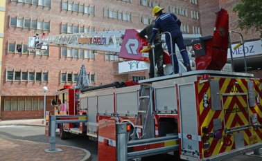 Por el solo camión escalera que se compró con aportes de varias entidades en Estados Unidos, bomberos pagó más de 19 millones de pesos. Archivo