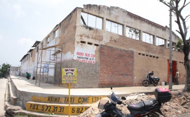 Los arreglos lo hacen en el antiguo mercado, ubicado en la calle 13 con avenida 13 del barrio El Contento, que tiene más de 13 años abandonado. Obando