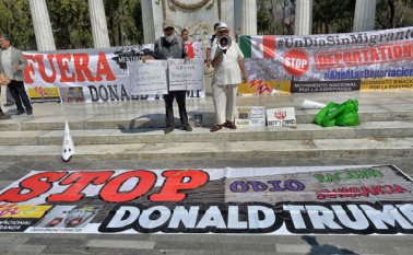 La gente mostró su disgusto por la visita de los secretarios de Estado y Seguridad Nacional de Estados Unidos, Rex Tillerson y John Kelly, a Ciudad de México. El gobierno de México se comprometió a no permitir que Estados Unidos le imponga reformas migratorias. AFP