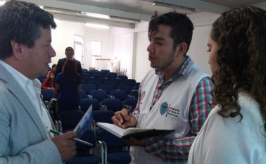 Funcionarios de la Secretaría de Gobierno enseñaron a utilizar el aplicativo a estudiantes, docentes y directivos de los colegios de Pamplona. Roberto Ospino