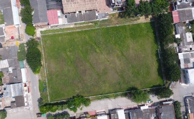 Así luce ahora la cancha. Esta llena de maleza y los habitantes del barrio no la pueden utilizar. Durante el proceso la obra tuvo cinco suspensiones, finalmente se hará una liquidación bilateral. Obando