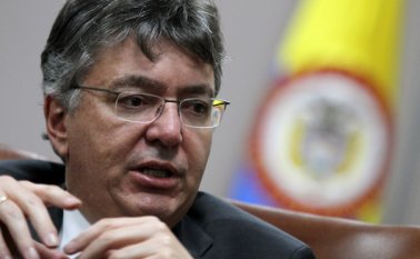 Mauricio Cárdenas, ministro de Hacienda, informó que la reducción de la tasa de interés aliviará las finanzas de los hogares colombianos. Sin embargo, algunos expertos aseguran que el efecto no se sentirá de inmediato. Archivo