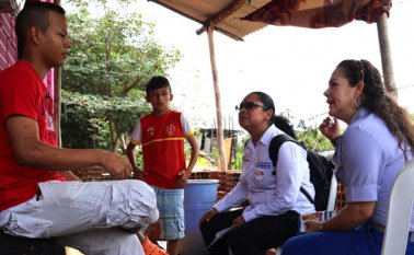 Hasta las casas de esos niños que no estudian llegaron funcionarios de la secretaría y el Ministerio de Educación para llevarles la oferta de cupos que hay en los colegios de la ciudad. Mario Caicedo