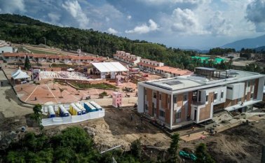 El nuevo pueblo tiene casi lista la vía de acceso, de la cual quedan por pavimentar 1.8 kilómetros, de 8.8 kilómetros totales, y el avance de infraestructura es notorio. Archivo