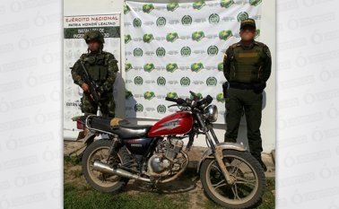 Recuperación de la motocicleta marca Suzuki GN, de color rojo, sin placas. Cortesía