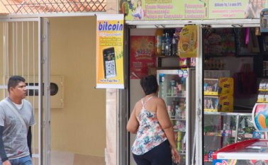 En restaurantes de comidas rápidas y hasta en tiendas de barrio se ofrece la posibilidad de pagar con bitcoines. Alfredo Estévez