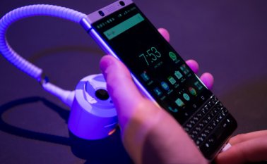 TCL se ocupará de fabricar los teléfonos para luego comercializarlos bajo la marca BlackBerry. AFP