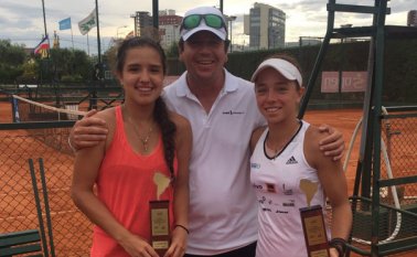 María Camila Osorio, acompañada de su entrenador Álvaro Bedoya y la tenista brasileña Thaísa Pedretti recibiendo el premio de campeonas en dobles. Álvaro Bedoya