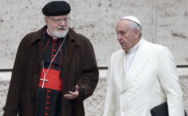 El papa Francisco dialoga con el cardenal de Boston, Sean Patrick O’Malley, quien está llamado a ser una de las figuras más importantes contra la pederastia dentro de la Iglesia. AP