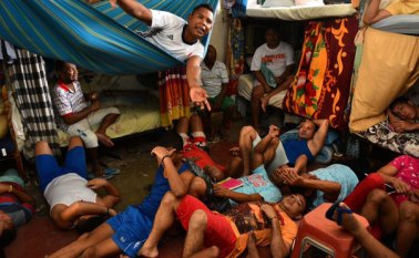 Se conoció una decisión de la Corte Constitucional de días pasados, en la que se conmina a las directivas de la cárcel de La Dorada (Caldas) que eviten a toda costa que los reclusos se quedan con el mínimo de agua potable, que en ese clima debe ser de 25 litros por persona, con la obligación de darles a los presos herramientas para almacenar el líquido. Colprensa