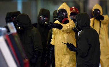 Los miembros del equipo de Policía de Sanidad de Malasia realizaron una operación de descontaminación en la terminal del Aeropuerto Internacional de Kuala Lumpur para asegurarse de que no había riesgo del letal agente nervioso VX usado para asesinar a Kim Jong-Nam. AFP