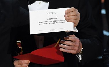 Los productores de “La La Land” estaban sobre el escenario en plenos agradecimientos cuando uno de ellos, Jordan Horowitz, interrumpió y dijo: “Ha habido un error. ‘Moonlight’ ganó mejor película. No es una broma”. AFP