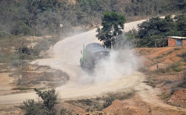 Así luce un tramo de la vía. El constante tráfico de vehículos pesados levanta nubes de polvo por toda la vía. Edinsson Figueroa