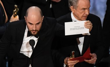 Esta es la tarjeta en la que dice el ganador de la categoría 'Mejor película'. AFP