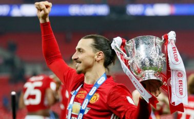 Zlatan Ibrahimovic levanta al trofeo de la Copa de la Liga inglesa que ganó con Manchester United tras anotar dos goles en la victoria 3-2 sobre Southampton el domingo 26 de febrero del 2017. Fue su 32do título a nivel de clubes AP