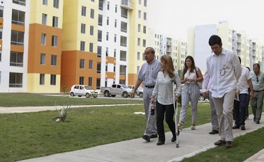 La ministra de Vivienda, Elsa Noguera, visitó el proyecto Ventus, acompañada del equipo de Viviendas y Valores. Mario Franco