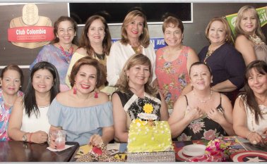 Ana Rosa Giraldo, Sonia Santos, Yolanda Rey, Doris Avendaño, Yolima Páez y Stella Mora. Sentadas: Mercedes Sánchez, María Funes, Martha Prato, Rocío Correa (cumpleañera), Martha Suárez y Stella Romero Alfredo Estévez