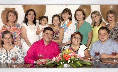 Graciela de Peñaranda, Diego Armando Chitiva, Gladys Mateus (homenajeada) y Jairo Andrés Mateus. De pie: Nancy Núñez, Claudia Lagos, Mario Paz Merchán, Diana Patricia  Mateus, Delia Eslava, Patricia Lizarazo,  María Claudia Mateus y Cecilia Peña.  Alfredo Estévez