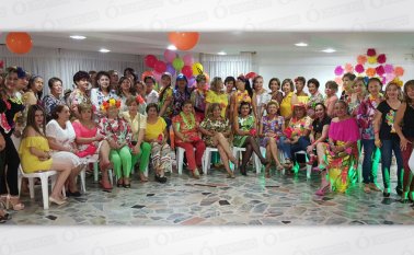 Martha Joves, Rosalba Uribe, Lucy Carrascal, Yolanda Cuéllar, Yolima Carvajal, Chepina Reyes, Melba de Contreras, Rosita Casadiego, Mariela Contreras, Stella Contreras, Claudia Lagos, Sandra Forero, Carmen de Durán y Maryi Sarmiento. De pie: Socias e invitadas. Cortesía