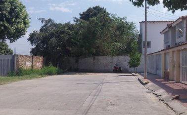 Esta es la calle Cero N, en Quinta Bosch, cuya reapertura reclaman a la Alcaldía los vecinos, porque es una vía pública. Archivo La Opinión