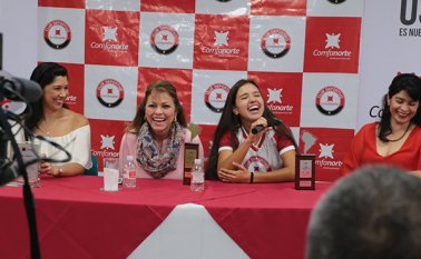 La deportista, acompañada en la mesa por la directora de Comfanorte Claudia Uribe, Yamile Jaimes y la presidenta de la Liga de Tenis, Carolina Moros. Obando