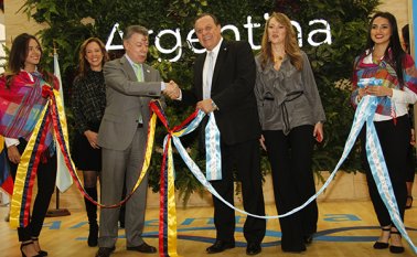 Con la apertura del estand de Argentina, país invitado a la Vitrina Turística de Anato, el presidente Juan Manuel Santos abrió oficialmente el evento. Al mandatario lo acompañaban el ministro de Turismo argentino, Gustavo Santos y la presidente ejecutiva de Anato, Paula Cortes Calle. Cortesía