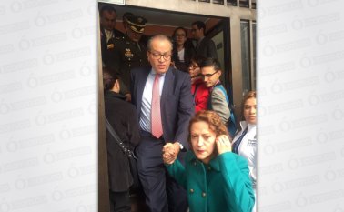 La periodista Jineth Bedoya, quien estuvo acompañada del procurador de la Nación, Fernando Carrillo, cuestionó tener que volver a los estrados judiciales pese a que ya había tenido que comparecer para relatar como sucedió la violación de que fue víctima. Colprensa