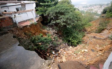 Así se ve actualmente el hueco que se abrió hace más de siete años en el barrio Doña Nidia. Mario Franco