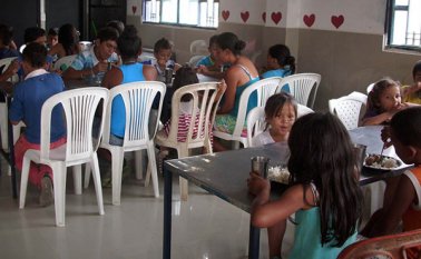 Los niños del asentamiento humano Colinas de la Esperanza reciben diariamente el almuerzo gracias al esfuerzo de un grupo de voluntarios. Javier Sarabia