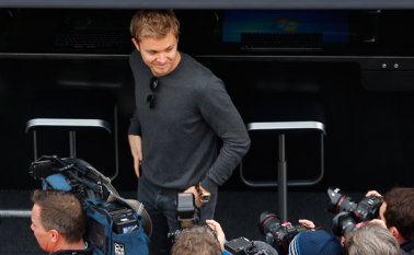 El campeón mundial de la Fórmula Uno, Nico Rosberg, aparece rodeado por camarógrafos durante una sesión de pruebas de pretemporada de la F1 el miércoles, 1 de marzo de 2017, en Montmelo, España. AP