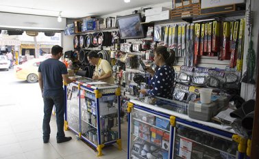 Gremios del sector de autopartes y de la confección destacaron que el incremento de tres puntos porcentuales del IVA y la recesión económica producto de la inflación mermaron el consumo en los dos primeros meses del año. Archivo