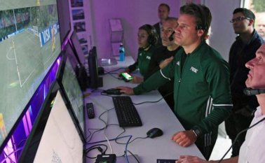 La international board la entidad que rige las normas del arbitraje en el fútbol mundial,analizará los pros y contras que generó el uso del videoarbitraje en el pasado Mundial de Clubes para dirimir jugadas polémicas. elperiodico.com/es