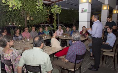 Los asistentes disfrutaron la charla dada por el sommelier Bayron Galero y degustaron las delicias del vino y ricos pasabocas. Alfredo Estévez